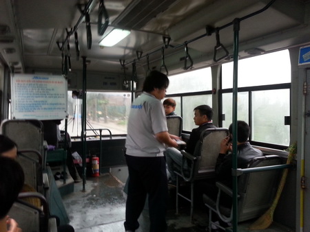 Nhiều bất cập trong ý thức xây dựng văn hóa xe buýt ảnh 2